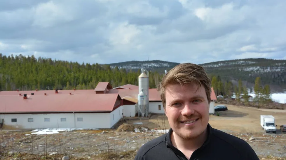 Viktor Boman i Klöverträsk är bara 33 år men har sin ungdom till trots byggt upp ett företag som dominerar äggmarknaden i norr. Här framför sin stora stora anläggning Klöverbergsgården.