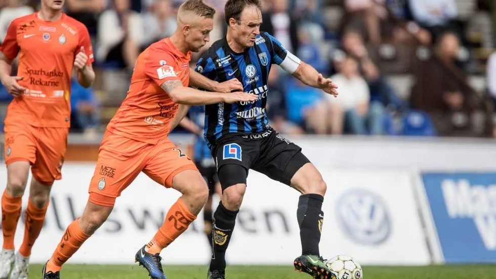 Sirius Niklas Busch Thor och AFC Eskilstunas Alexander Michel i en tidigare match.