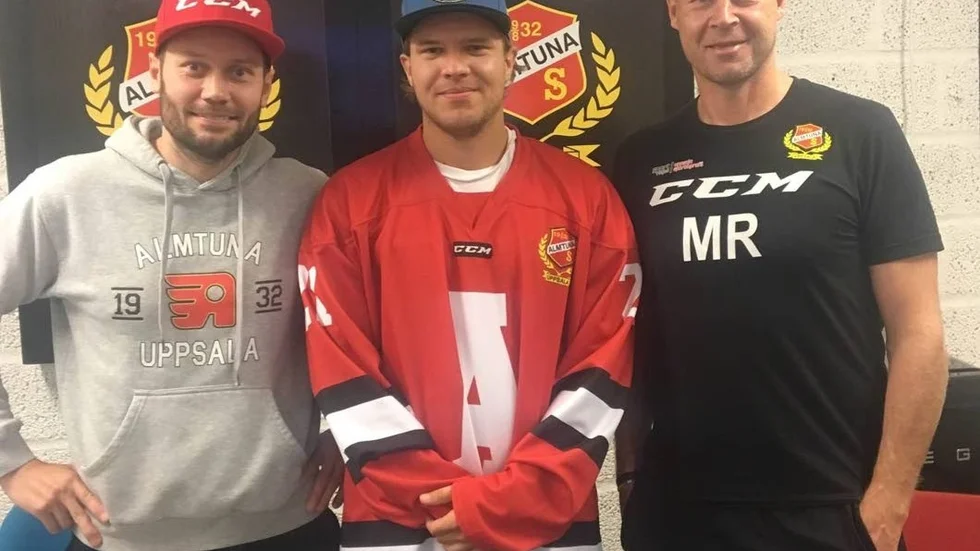 Almtunatränarna Martin Gudmundsson och Marcus Ragnarsson med Lucas Sandström i mitten.