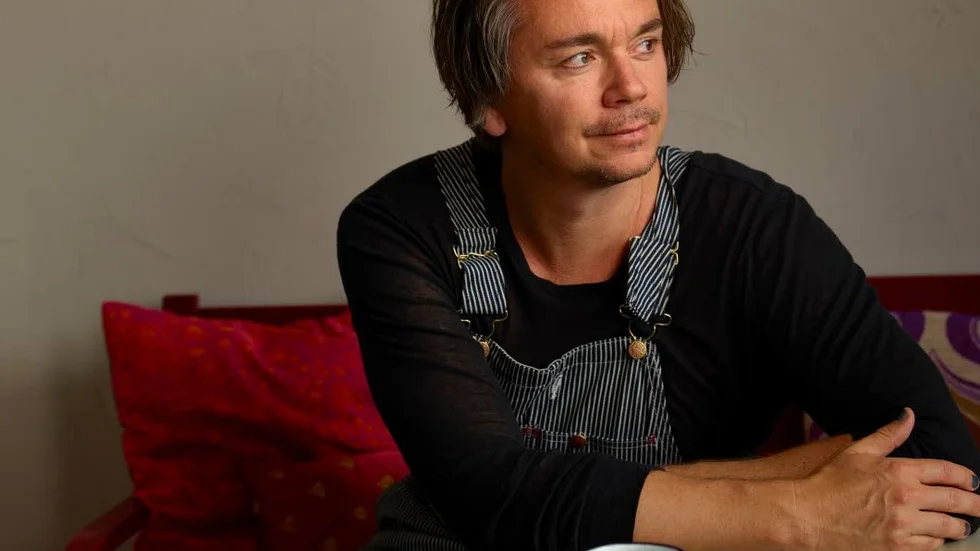 Medmänskigheten genomsyrar det mesta Emil Jensen gör, och är ett  tema i föreställningen ”En gemensam galning”.