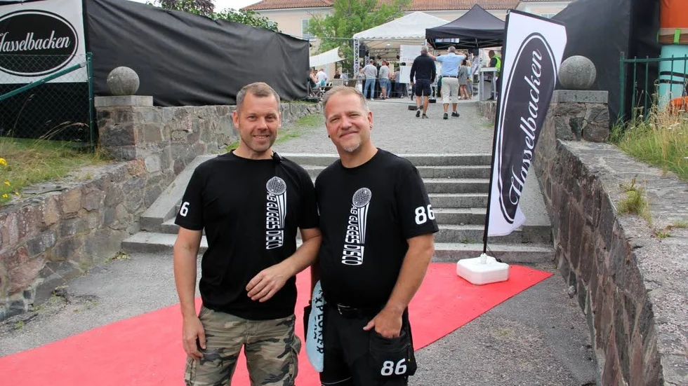 Diskjockeyn Pär Gugge Gustavsson och Lars Holmgren på röda mattan utanför festområdet.