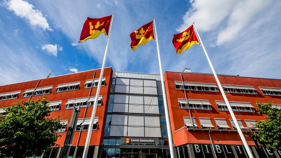 Kommunförvaltningen flyttade in i kommunhuset 2011 och fick ett 20-årigt hyresavtal. Snart blir de i stället ägare av fastigheten.