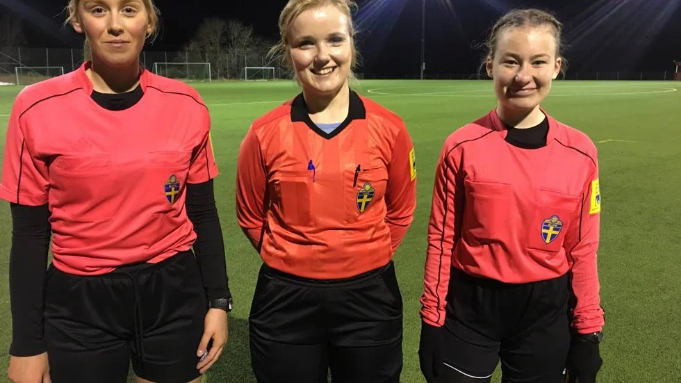 Fler tjejer dömer fotboll. Här är teamet från Uppsala i form av Felicia Edström, Agnes Emborg och Elin Bexell.