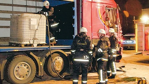Bränsletanken sprang läck på en av de båda lastbilarna och räddningstjänsten fick rycka ut och sanera. Runt 500 liter diesel pumpades över i en annan tank.