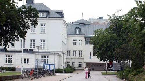 Den en månad gamle pojken kom till slut till Västerviks sjukhus där man insåg att han var svårt sjuk. Efter att hjärnblödning konstaterats vårdades han i två veckor på sjukhus varav en i Västervik. Pappan har nu anmält ambulanspersonalen till Socialstyrelsen.