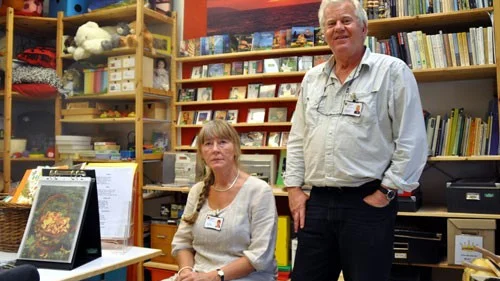 Eva Östlund och Staffan Kleiner arbetar med att stödja personalen på äldreboenden. Foto: Tommy Pettersson