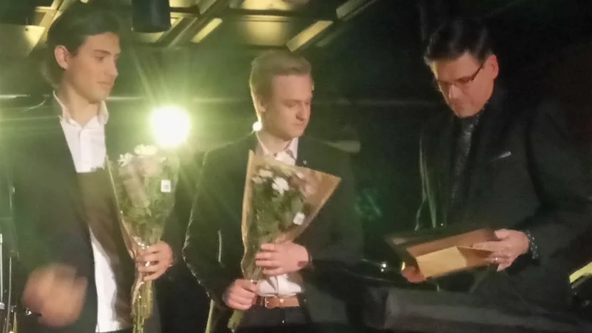 Simon Konradsson och Jesper Ström som driver Hultsfreds Vintage får ta emot priset Årets UF-företag av kommunalrådet Lars Rosander.