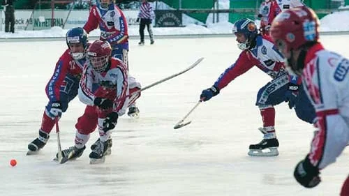 Niklas Frejd i kamp med en Lesjöforsspelare under Målillas ödesmatch på Venhagsvallen i lördags. Foto: Janne Strömsten