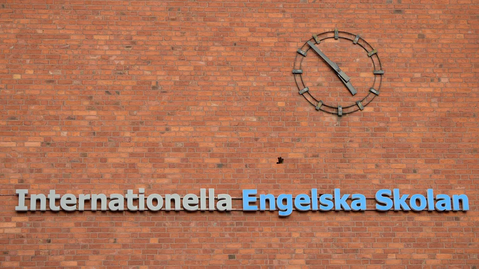 Replikskiftet kring Internationella Engelska skolan fortsätter.
