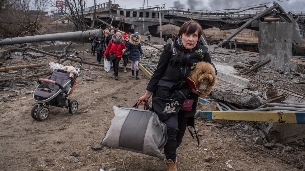 Människor på flykt i Irpin i Ukraina. 