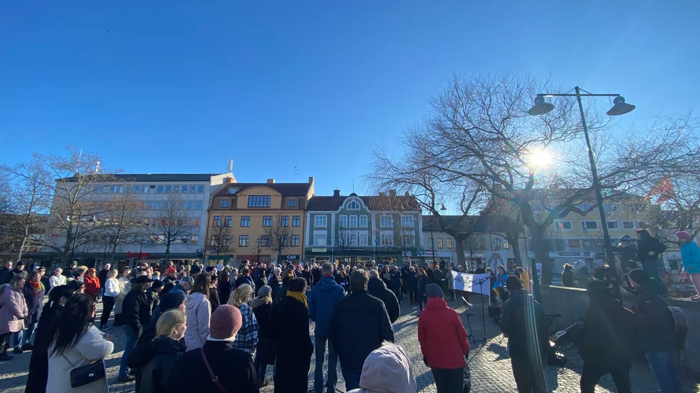På söndag hålls en manifestation för Ukraina på Stortorget i Katrineholm. Bilden är från förra helgen då runt 200 personer samlades för att visa sitt stöd för det ukrainska folket.