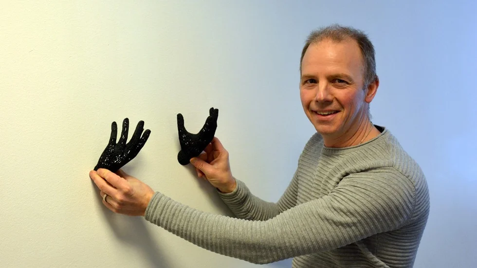 Ulf Qviberg delägare i 3 D center visar handen som massproduceras i en 3 D skrivare. Foto: Anders Sjögren