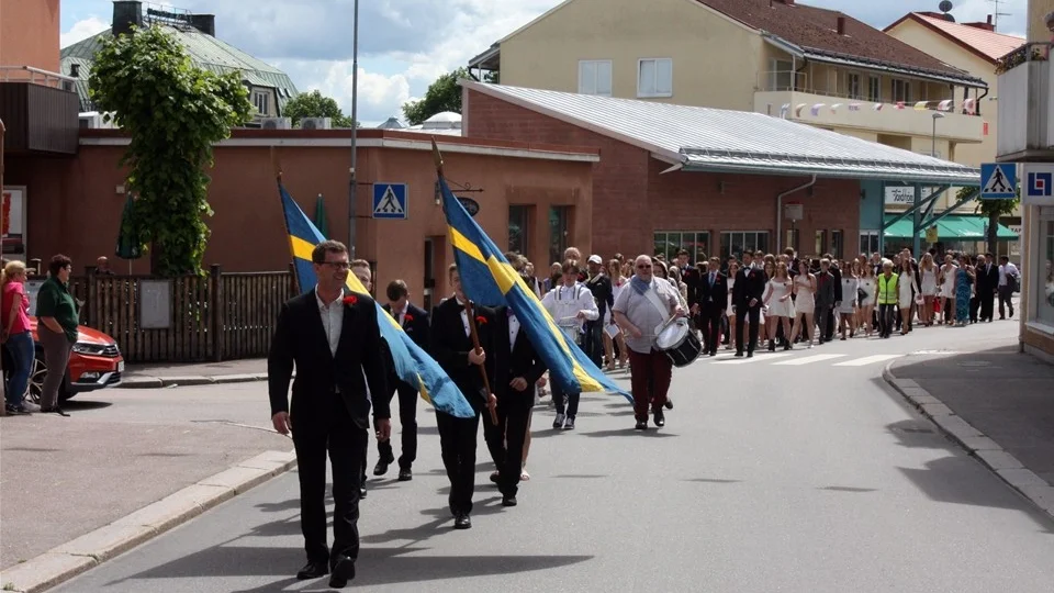 Eleverna i årskurs nio på Värgårdsskolan marscherar till Kisa kyrka. Foto: Lars-Göran Bexell