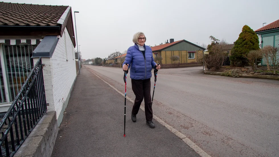 Lena Linde bor och trivs i Vadstena men tycker att många äldre hamnar i kläm när det inte finns möjlighet att resa kollektivt.