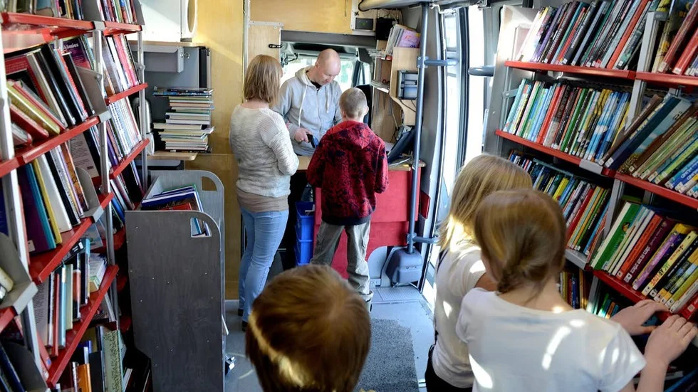Biblioteksbussens besök brukar vara välkomna bland människor som bor långt från närmaste bibliotek.