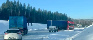 Lastbil blockerar delar av körfält på väg 373