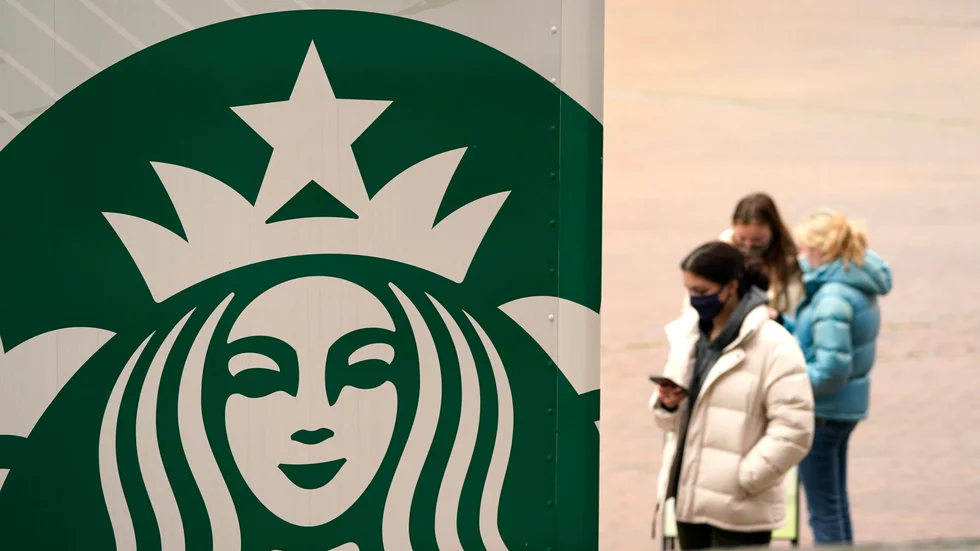 Kafékedjan Starbucks logotyp i Seattle, USA. Arkivbild.