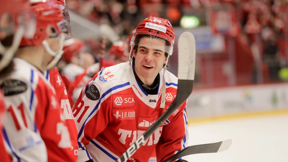 Viktor Lodin firar det nya SHL-kontraktet i sin sista match för Timrå.