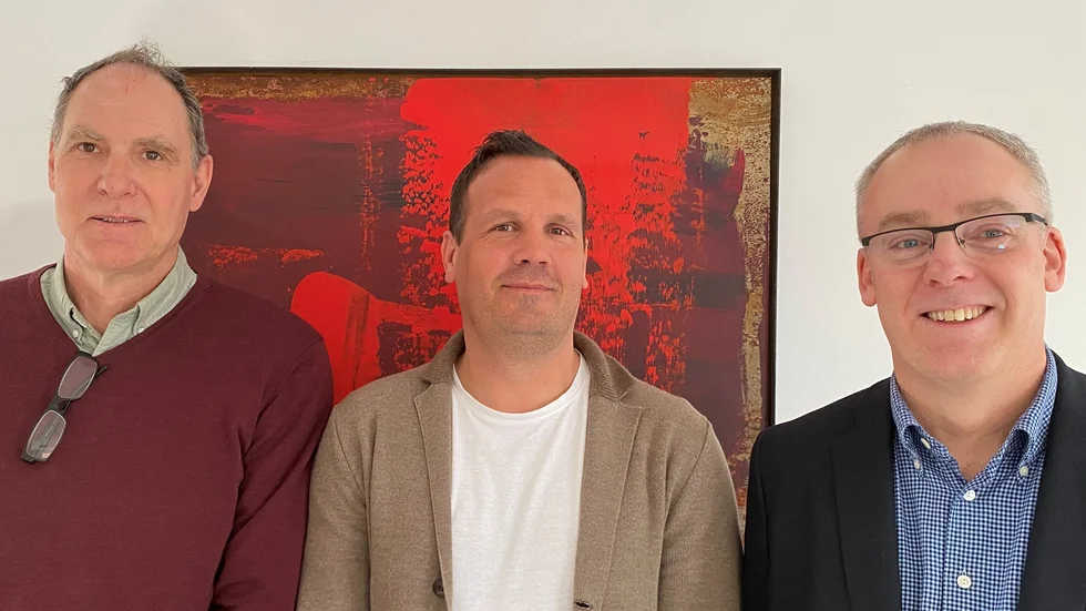 Johan Lundqvist Götz, vd och grundare av Lundqvist el (i mitten) har sålt företaget till Assemblin-koncernen. På bilden syns även Peter Bertlin, regionchef Assemblin el (till vänster) och Assemblin els vd Fredrik Allthin (till höger).