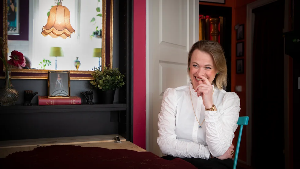 "Jag såg ett sånt smart köksbord som kunde fällas upp på väggen när det inte användes. Istället för att köpa ett färdigt för 8 000 kronor så fick Anders bygga ett. Jag köper hellre second hand och antikt än nytt och jag gillar att väcka nytt liv i grejerna, ge dem ett annat sammanhang. Och så är jag förtjust i glittriga julgranskulor – året om."