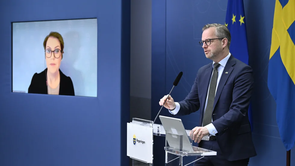 Socialminister Lena Hallengren (deltar via länk) och finansminister Mikael Damberg (S) presenterar nyheter ur regeringens vårändringsbudget vid en pressträff i Rosenbad.