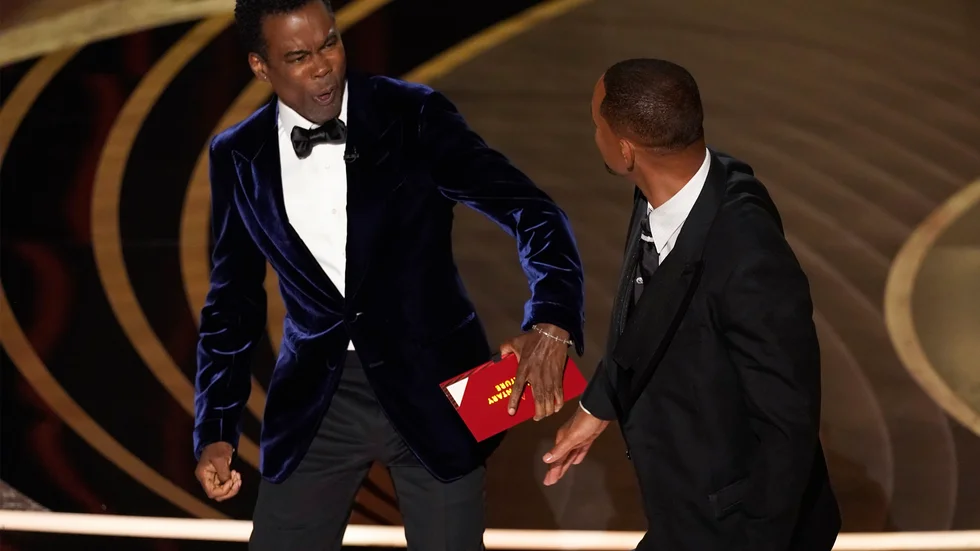 Skådespelaren Will Smith (till höger) slog komikern Chris Rock i ansiktet i direktsändning på Oscarsgalans scen.