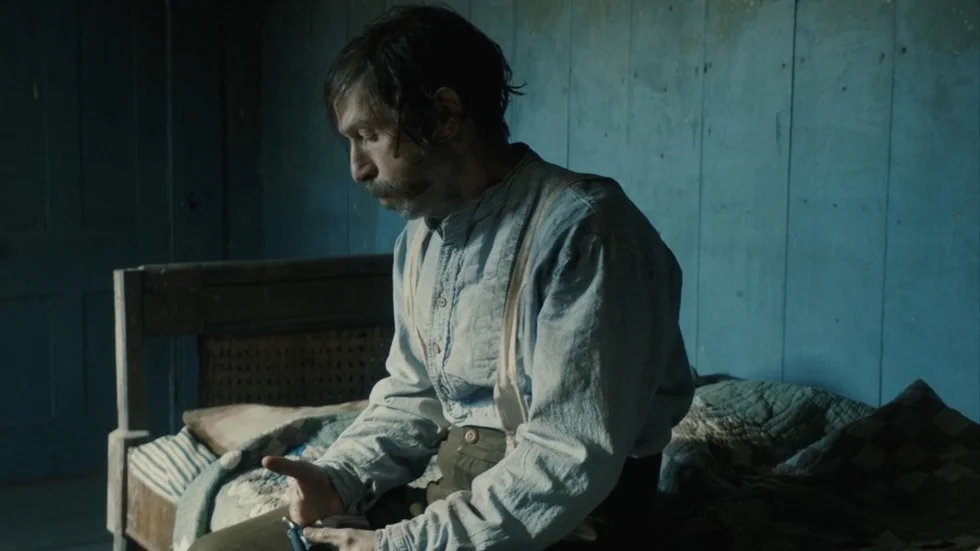 Henry (Tim Blake Nelson) måste damma av gamla färdigheter när en skadad man dyker upp på hans bondgård i filmen "Old Henry".