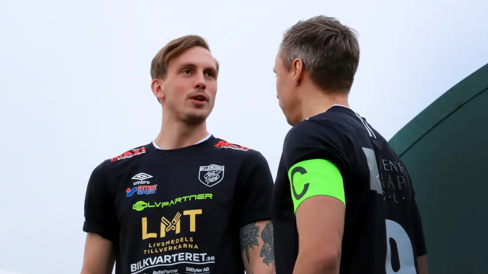 Nils Lindsten sade ja till en flytt till Motala AIF:s division 1-lag i sommar. Men Ljungsbro sade nej till att släppa honom. "Vi kan behöva honom de sista matcherna", säger Ljungsbros Henrik Junfalk.