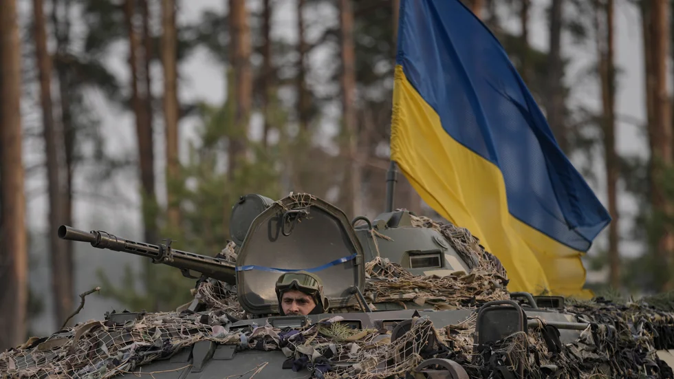 En ukrainsk soldat i ett pansarfordon utanför Kiev på torsdagen.