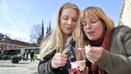 Alva och mamma Annika Franzon njuter av årets första glass.
