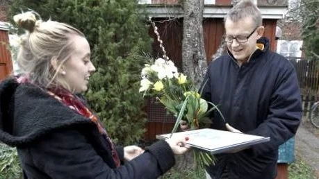 Hans Rosling tar emot utmärkelsen av 18 minuters redaktör Johanna Engman.