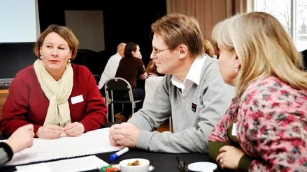 Karin Andersson-Lundkvist, Leif Bäckström och Kicki Lidén i diskussion.