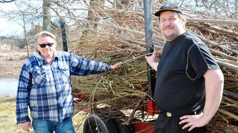 Roland Norling och Thomas Lindström med sista lasset.