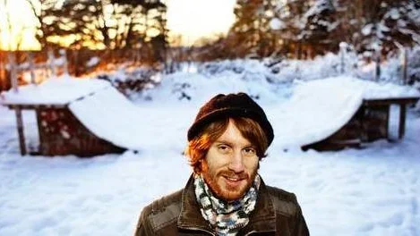 Poeten Viktor Johansson. Här vid en naturskönt belägen skateboardramp i Hågadahlen några hundra meter från sin bostad i Eriksberg.

Bild till artikel om brevnoveller.
