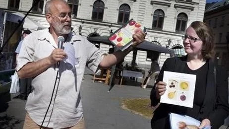 Mattias Iwarsson, projektledare inom Programmet för odlad Mångfald, och Mariette Manktelow, Linnéforskare.