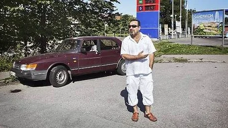 Araz Saleh är en av många tipsare. Den vinröda Saaben ser han från sin balkong.