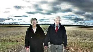 Maud och Per-Olov Johansson protesterar mot planerna på vindkraftverket.