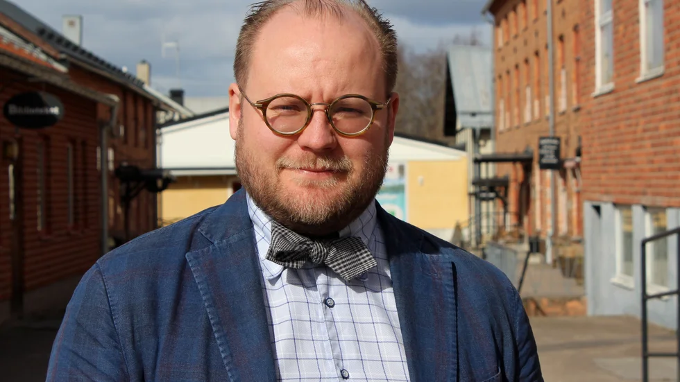 Viktor Söderberg, vd för glasbruket, kan tvingas fatta beslut om att stänga verksamheten om elpriserna fortsätter att stiga.