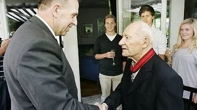 Julijus Ceginskas, t h, får medalj av litauiske ambassadören Remigius Motuzas