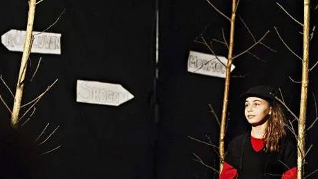 I Örsundsbroskolans moderna uppsättning av Rödluvan spelar Elin Lindberg huvudrollen.