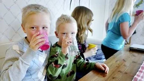 2009 var vattnet dyrast i Tierps kommun. Här hemma hos familjen Larsson i Strömsberg. Från vänster Arvid och Axel Larsson, Anna Lovén och Klara Larsson.