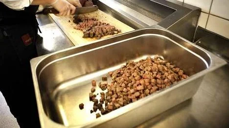 Full pyttrusch. Flustrets bandyfrukost är en av stans största. Drygt 400 personer har bokat plats vid långborden för att äta pyttipanna och dricka öl innan det är dags för finalen.