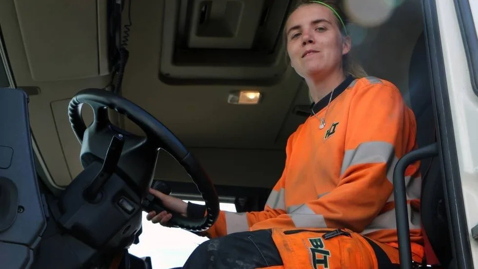 Bild: Tommy Norin | Johanna Isaksson rattar en anläggningsbil vid Burlink. "Jag har fullt upp".