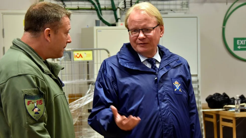 Försvarsminister Peter Hultqvist (S) i samtal med Mike Rose från det amerikanska flygvapen.