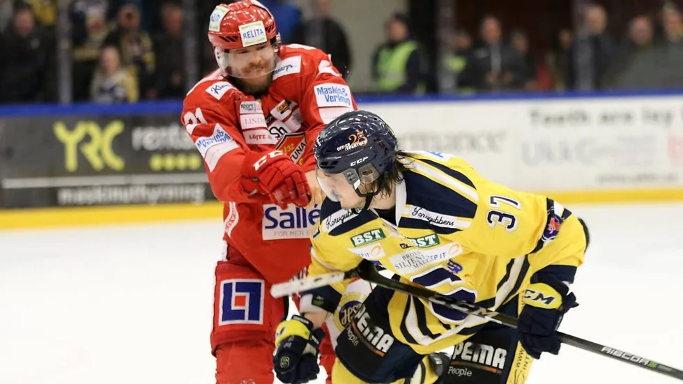 Argsint. Lucas Sandström och Södertäljes Marcus Bohman går en fajt på isen och det slutar med att Bohman, rejält yr, får hjälpas av isen.