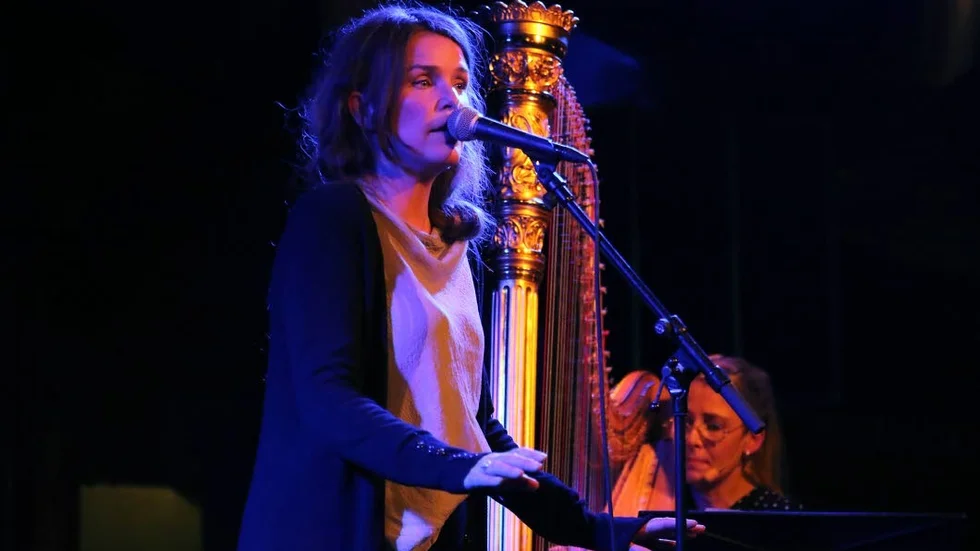 Förtätad stämning. Rebecka Törnqvist backades upp av bland andra harpisten och sångerskan Margareta Bengtsson under konserten på Katalin på torsdagskvällen.