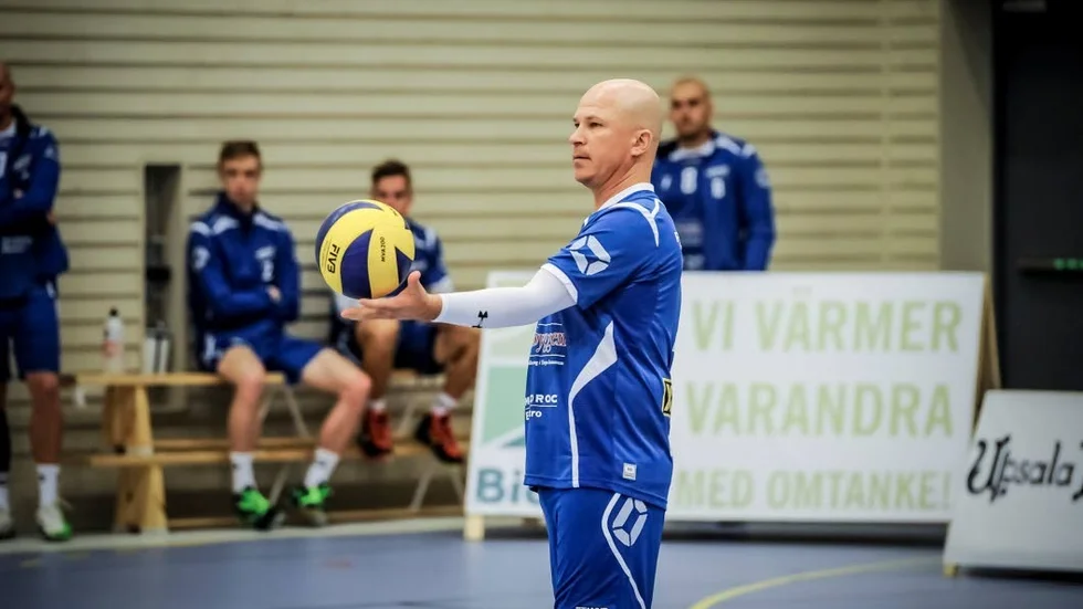 Kanonstart. Matchen började bra för Roger Alms Tierp när man vann första set. Men sen vände det.