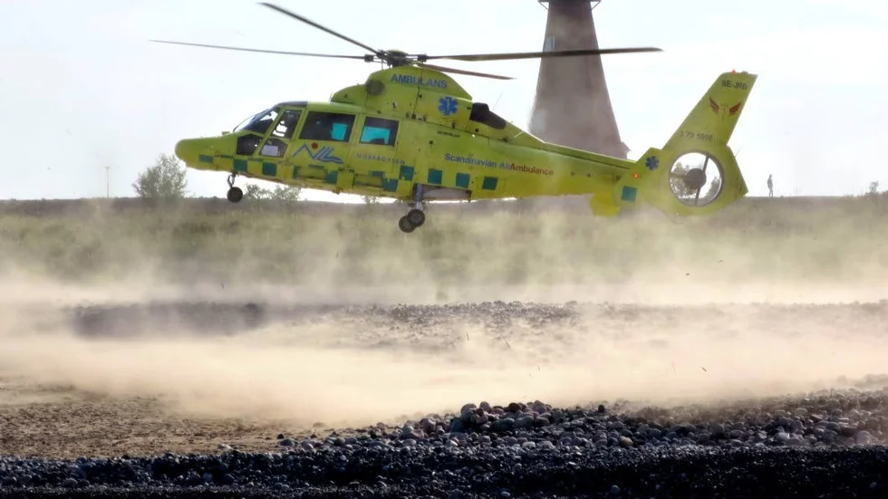 En man i 35-årsåldern fördes till Karolinska Universitetssjukhuset med ambulanshelikopter efter en frontalkrock på torsdagskvällen.