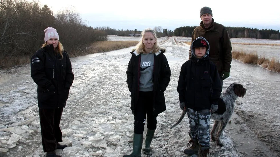 Skolskjuts. Jessica Persson, Nora Strömberg, Simon Sohlán, Magnus Berkefelt och hunden Harry får inte längre skolskjuts ända fram till Gölja by.