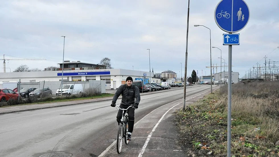 Smalt. Cykelbanorna på ömse sidor av Vimpelgatan är två exempel på cykelbanor som planerats för enkelriktad trafik, men där det är tillåtet att cykla åt båda hållen.